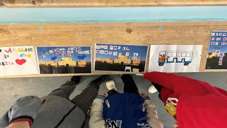 I bambini dello Zen disegnano gli autobus: “E’ un mezzo importante per noi”