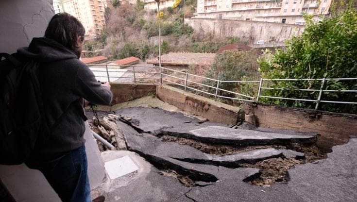 Cede muro dell’ex Gavoglio, un palazzo evacuato in via Napoli. I residenti: “Avevamo segnalato”
