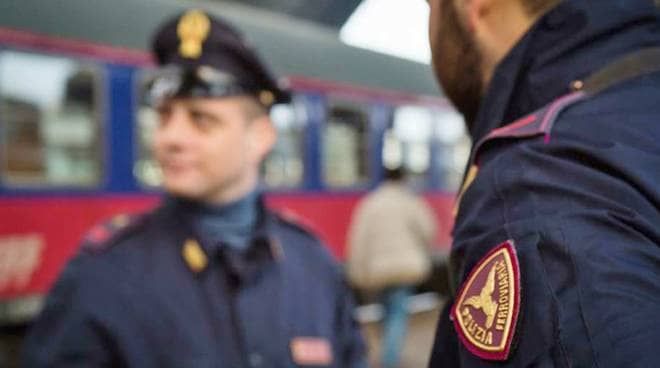 Linea Fidenza-Salso, scoperto mentre cerca di rubare il frangivetro: multa di 516 euro