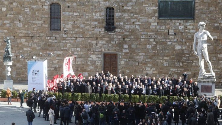 Dopo la firma della Carta di Firenze, la manifestazione per la pace. I fedeli in Santa Croce