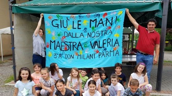 Cattedra a rischio, gli alunni: "Giù le mani dalla nostra maestra Valeria"