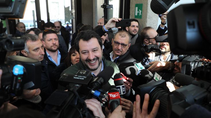 Salvini già sfida la Ue  e apre (invano) al Pd: “Attenti, così si rivota” 