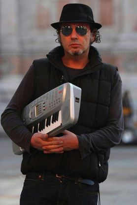 Luca Carboni: "Bologna, &egrave; qui la festa". Evento live con le star per i 30 anni di carriera