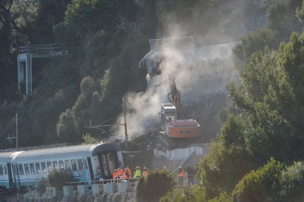 Andora, partiti i lavori per demolire la terrazza sul binario