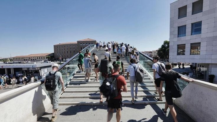 Venezia, via il vetro dal ponte di Calatrava: “Oltre un milione per sostituire i gradini”