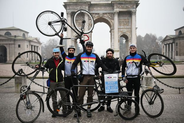 Milano, un brindisi su due ruote per chi lavora in bici