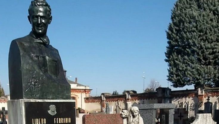 Rubata la statua sulla tomba del ciclista Libero Ferrario. La famiglia: "Incredibile gesto che offende anche tutti quelli che lo hanno amato"