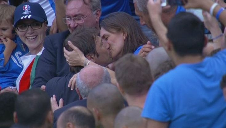 Italia-Spagna, la moglie di Conte sugli spalti: "Ti amo". Poi il bacio