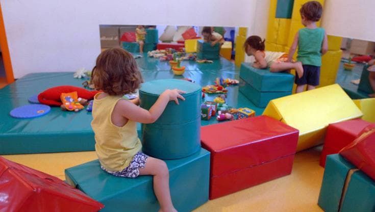 Emergenza nidi comunali a Bari: 700 bambini rimangono senza posto. E i privati costano troppo
