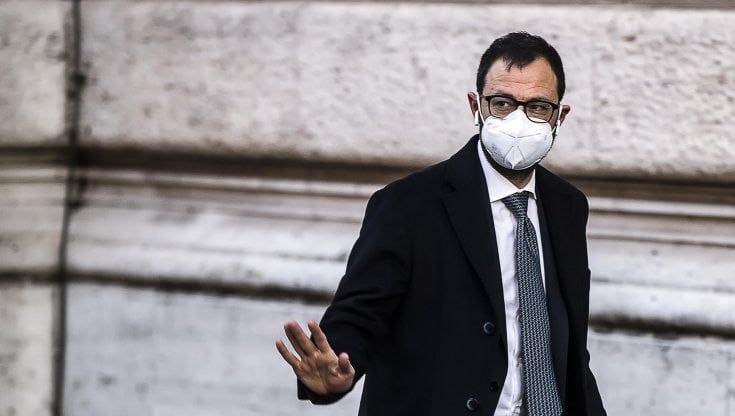 Patuanelli: "Necessario scostamento di bilancio, il Cdm ne parlerà. Negozi, non c'è motivo di assalto"