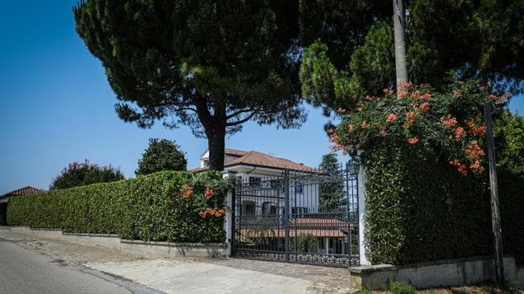 La famiglia Roggero barricata nella villa di La Morra: “Stiamo male dopo quello che è successo”