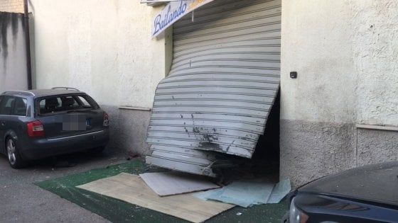 Foggia, bomba distrugge l'ingresso di una scuola di danza. Il titolare: "Mai subìto minacce"