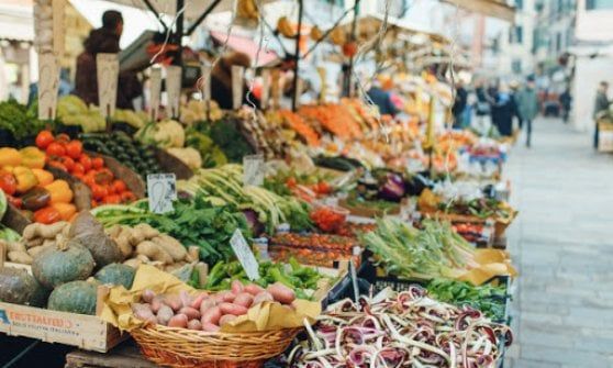 Al banco due alla volta e controllori: a Parma riaprono i mercati alimentari