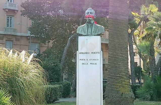 Bari, 'imbavagliato' Armando Perotti: atto vandalico sul busto 