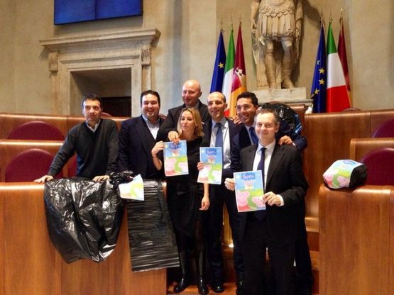 Rifiuti, protesta dell'opposizione in Campidoglio<br />In aula con sacchi della spazzatura e Peppa Pig