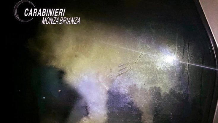 Lascia il barboncino chiuso per cinque ore al freddo in auto: intervengono i carabinieri, denunciato un 49enne