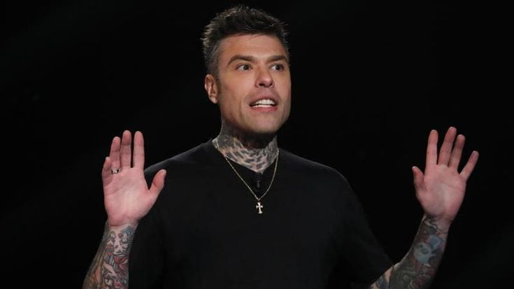 Fedez, la nuova provocazione: sulla cover del telefono la foto di Berlusconi che fa le corna