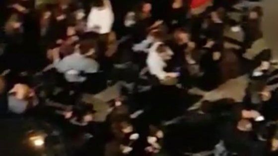 Bari, un'altra notte di assembramenti all'Umbertino. I residenti: "Valutiamo se andare dai pm"