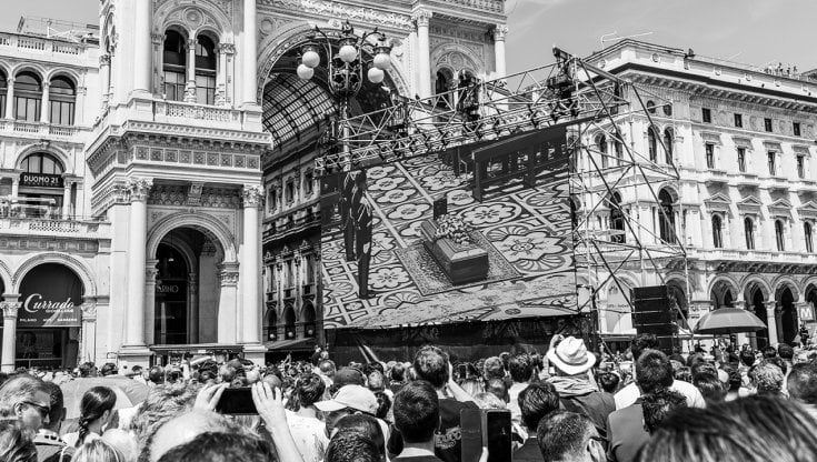 Piazza Duomo, finale di partita: ultrà, schermi e madonne per l'addio a Berlusconi