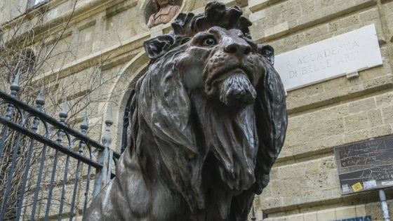 Inchiesta molestie in Accademia a Napoli, lettera di alcune studentesse: "In tante hanno ricevuto messaggi"