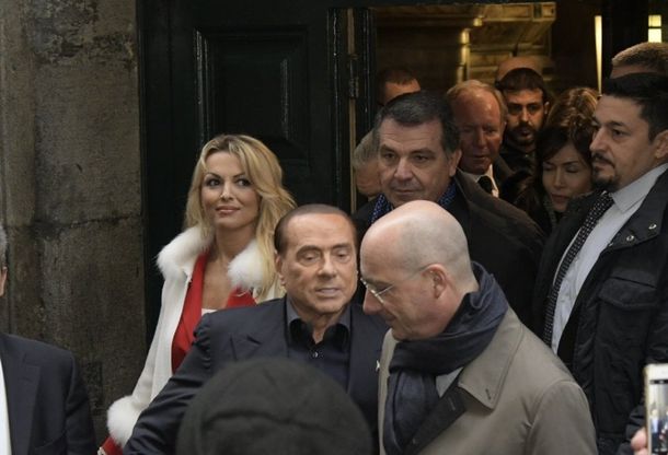 Berlusconi e Francesca Pascale al centro storico tra il Cristo velato e i pastori