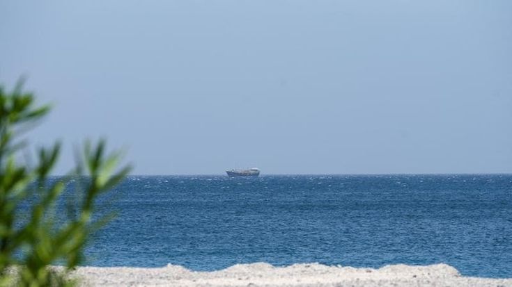 A Hormuz passano due navi poi arriva il nuovo stop: “La normalità è lontana”