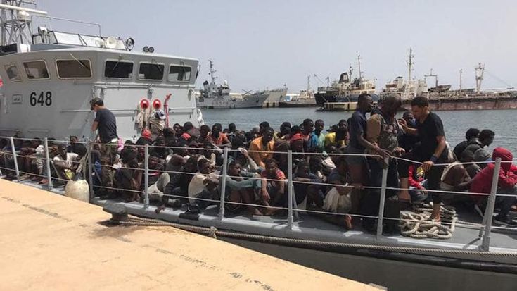 Migranti, niente telefonino senza permesso di soggiorno