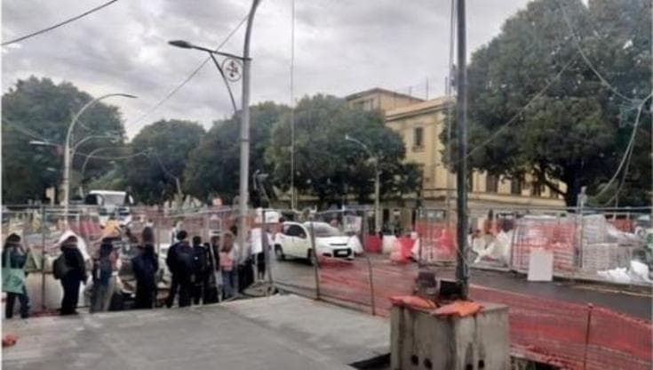 Via Gramsci, tra traffico e cantieri davanti alla scuola Carducci, la denuncia di una madre