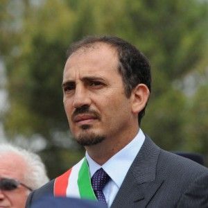 Url&ograve; in piazza: "Il Pd fa schifo" Ora il deputato ex forzista vuole la tessera