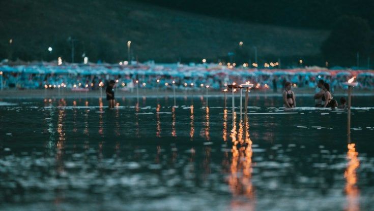 Fiorenzuola, 15 quintali di fiammelle illuminano spiagge e colline: è la notte delle candele