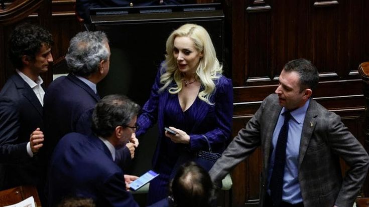 Camera, troppi deputati di Fi in commissione Difesa. L’assenteista Fascina resta: “Qui per Silvio”