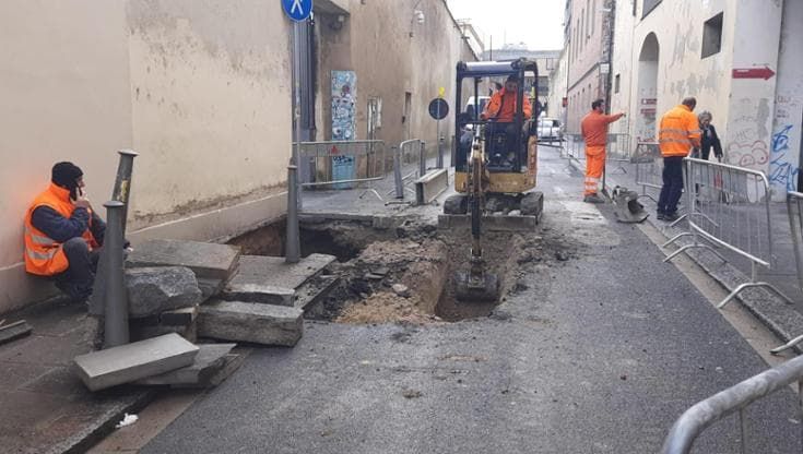 Firenze, via dell’Agnolo chiusa fino a lunedì per un guasto Enel: stop alle auto e bus deviati