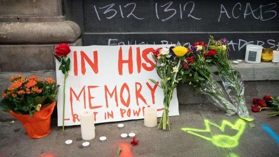 Stati Uniti, sparatoria nella zona occupata di Seattle: morto 19enne. La polizia: "Ci hanno impedito di intervenire"