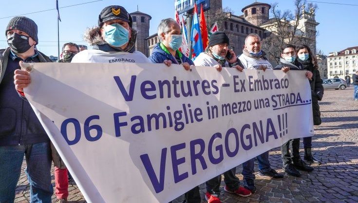Embraco, la manifestazione in piazza Castello diventa un corteo fin sotto la sede di Intesa Sanpaolo