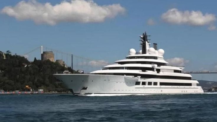 Piscine, cinema, sale da ballo e lounge: il super yacht di Putin rimasto a Kaliningrad per evitare le sanzioni