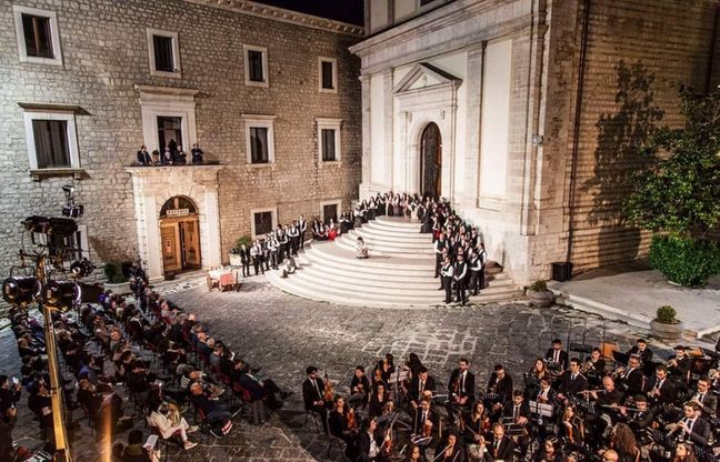 Potenza, la "Cavalleria rusticana" invade la cattedrale