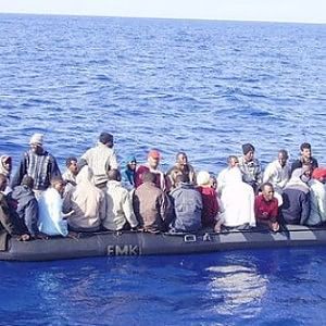 Immigrazione: affonda gommone, recuperati 12 cadaveri