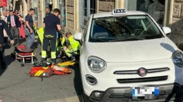 Taxi senza freno a mano travolge una donna a piazza Barberini: ferita alle gambe