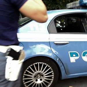 Brindisi, in pizzeria con pistola e coltello per rapinare i clienti: fermato un 31enne