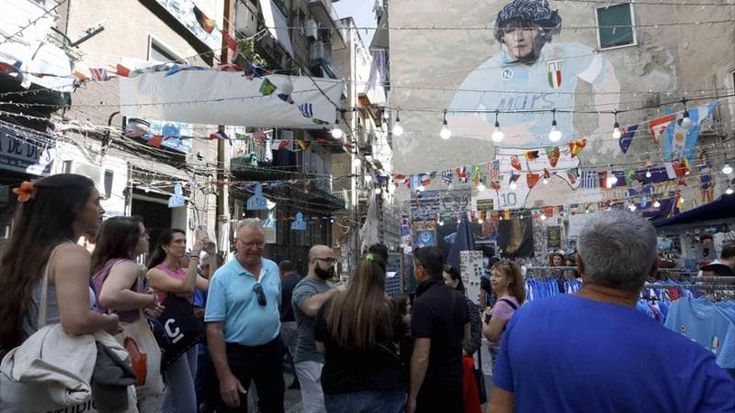 Petizione dei commercianti: “Pedonalizzare largo Maradona basta auto e moto tra i turisti”