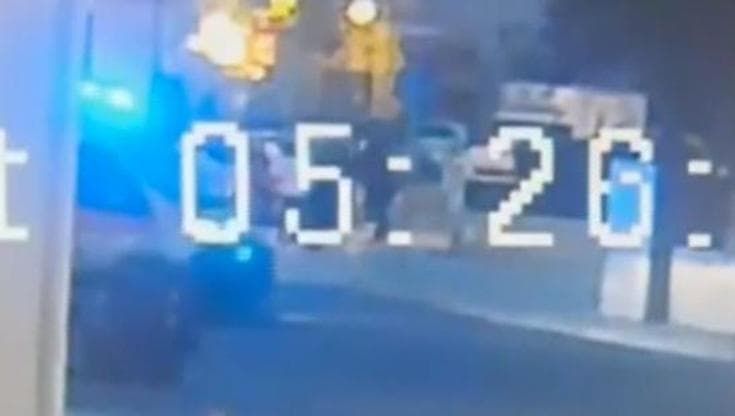 Omicidio Bakari Sako, un’ambulanza passò durante l’aggressione ma non si fermò. Il video in procura