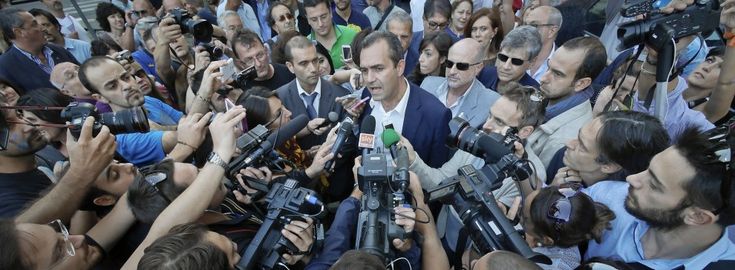 Flash mob per de Magistris in piazza Municipio