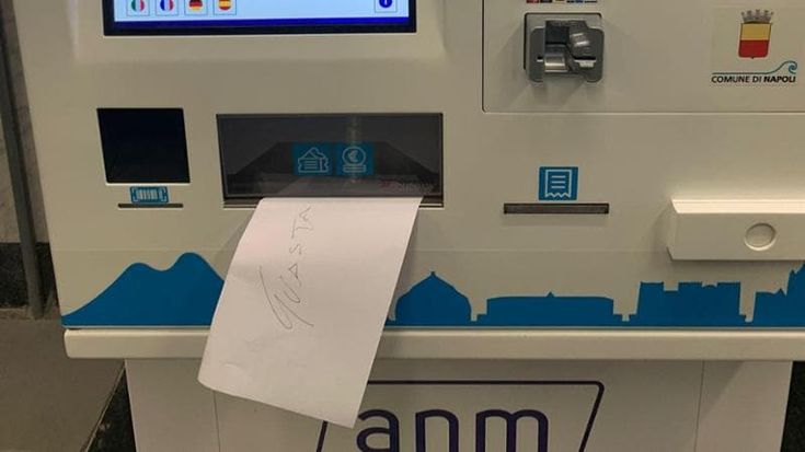 Napoli, 400 mila passeggeri sulla metro Linea 1 nel ponte dell’Immacolata ma si bloccano le nuove macchinette per i biglietti