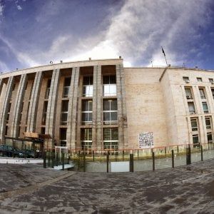 Infortunio sul lavoro al tribunale di Palermo: muore operaio, indaga la procura