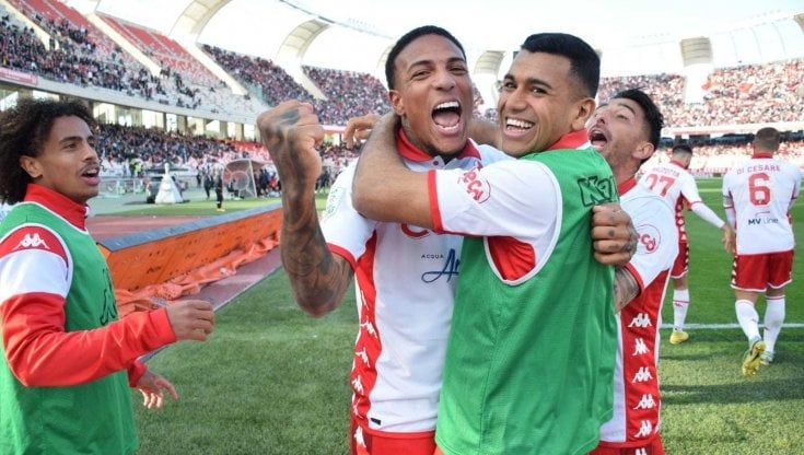 Festa Bari al San Nicola, torna alla vittoria e riaggancia il terzo posto: 2-0 al Benevento 