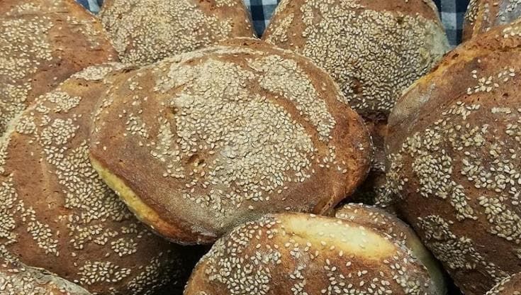 Gli artisti di strada festeggiano il pane di Piana degli Albanesi
