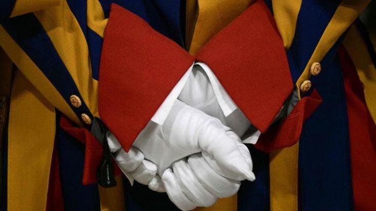 “Ha sputato a due ebree”. Indagine in Vaticano su una guardia svizzera