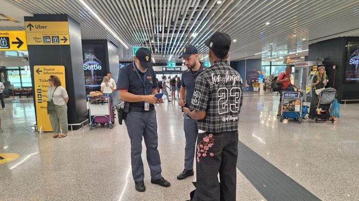 Fiumicino, scattano i primi controlli sui voli dalla Spagna. “Nessuna paura, solo un po’ di ansia”