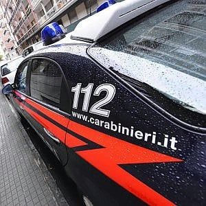 Lancia oggetti da finestra e poi ferisce carabinieri, arrestato a Genova