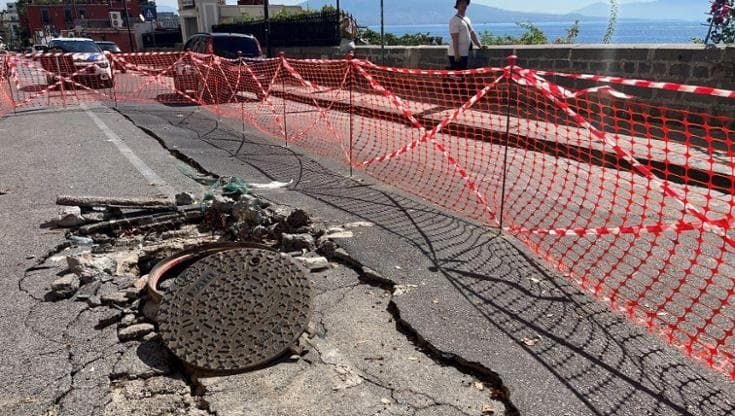 Donn’Anna, il collettore fognario cede per il temporale: strada spaccata e tombino saltato